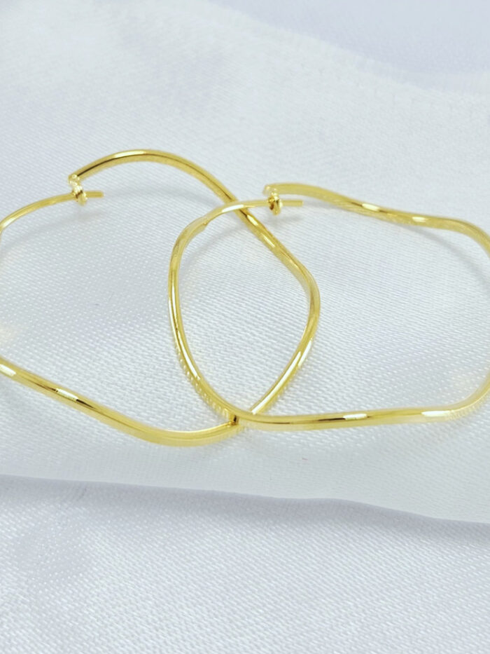 Argola fio ondulado dourado