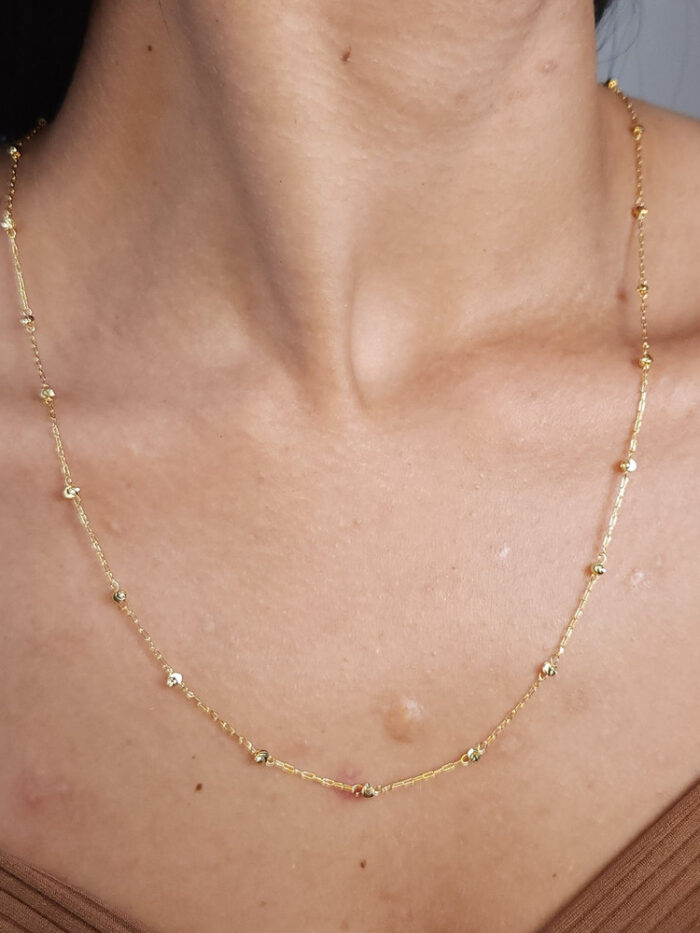 Gargantilha longuinho com bolas douradas