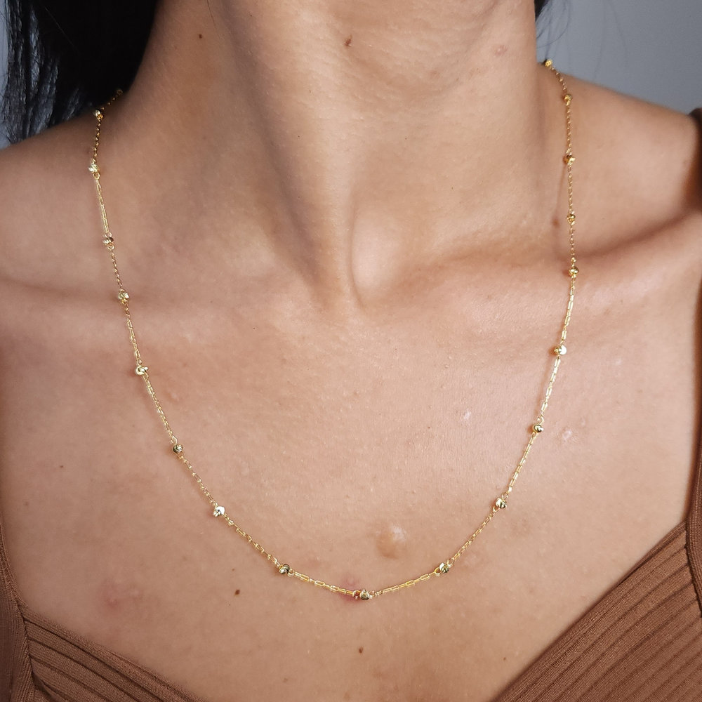 Gargantilha longuinho com bolas douradas