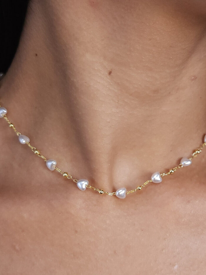 Gargantilha choker corações com bolinhas douradas