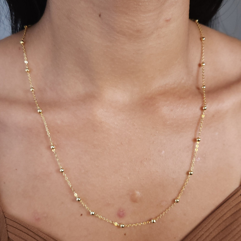 Gargantilha com bolinhas douradas