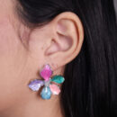Brinco flor com pétalas coloridas