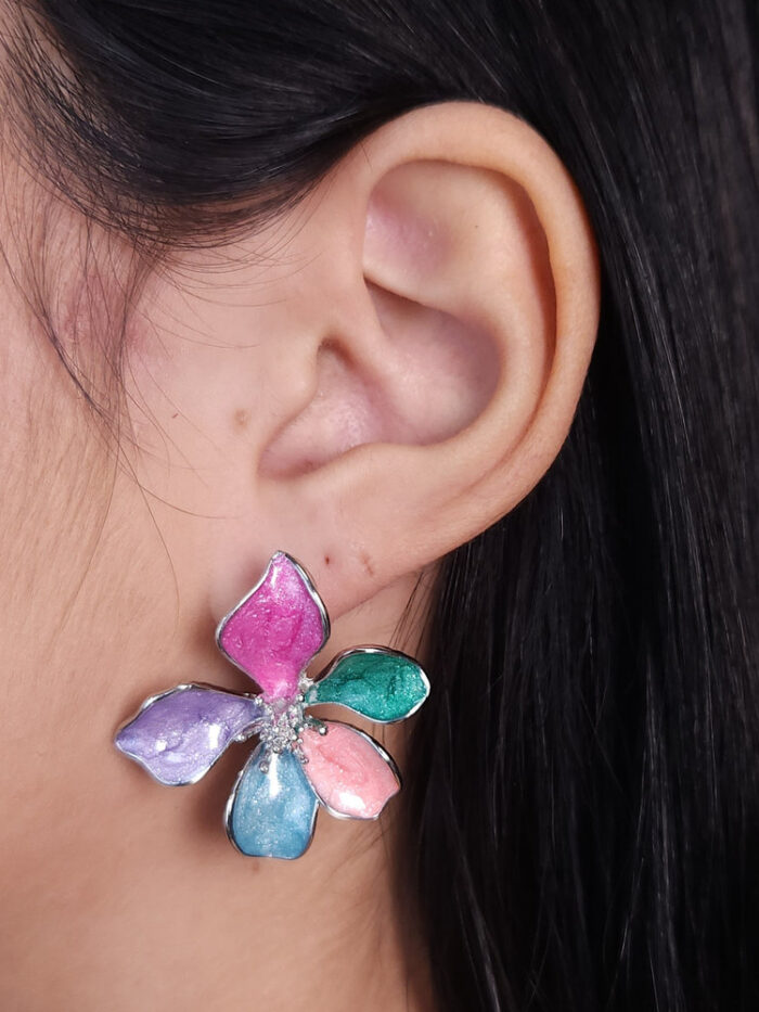 Brinco flor com pétalas coloridas