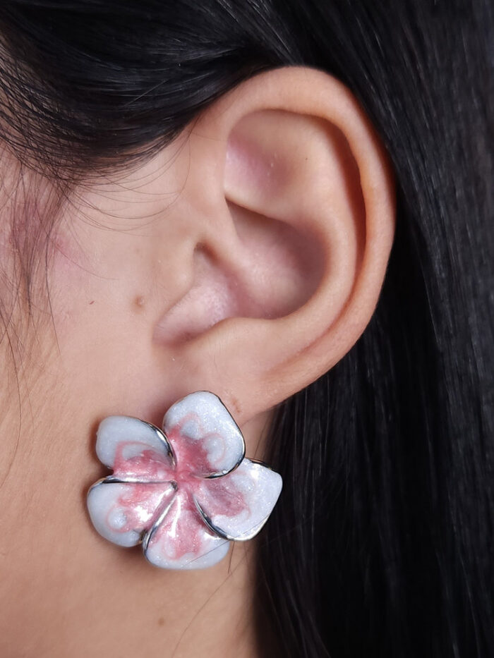 Brinco flor com detalhe marmorizado