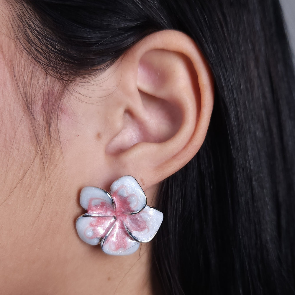 Brinco flor com detalhe marmorizado
