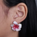 Brinco flor esmaltada detalhe marmorizado