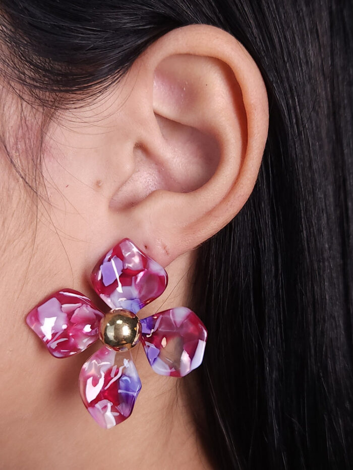 Brinco flor marmorizado com bola dourada lisa