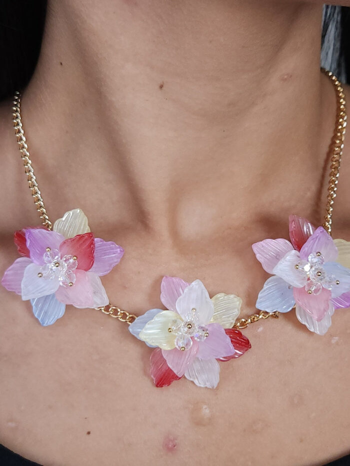 Gargantilha flores detalhadas