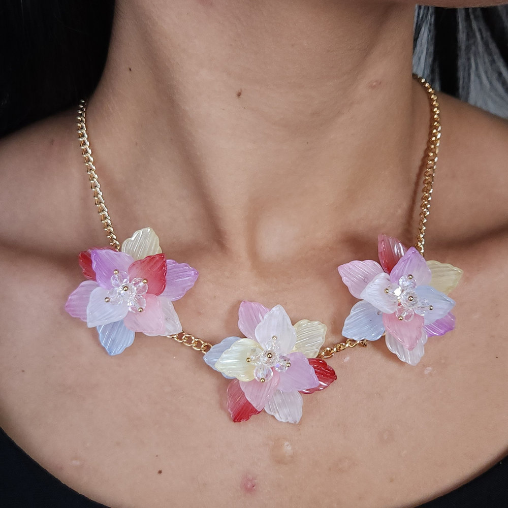 Gargantilha flores detalhadas