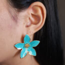 Brinco flor base lisa cintilante