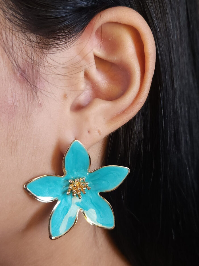 Brinco flor base lisa cintilante