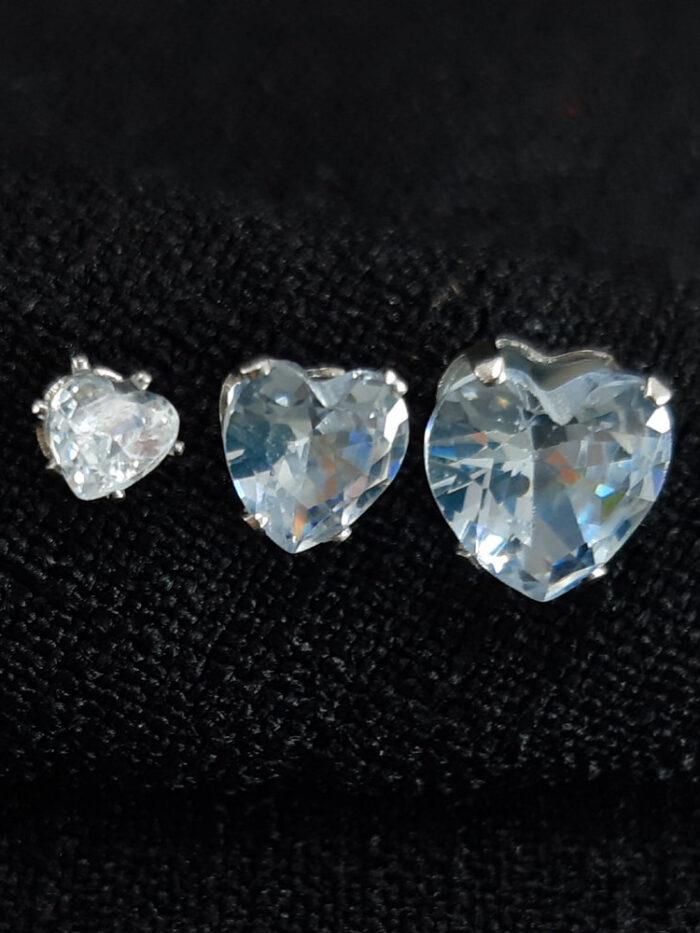 Trio de brincos formato coração cristal