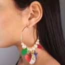 Brinco argola peróla com detalhes pêndulo