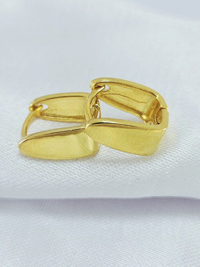 Brinco quadrado liso