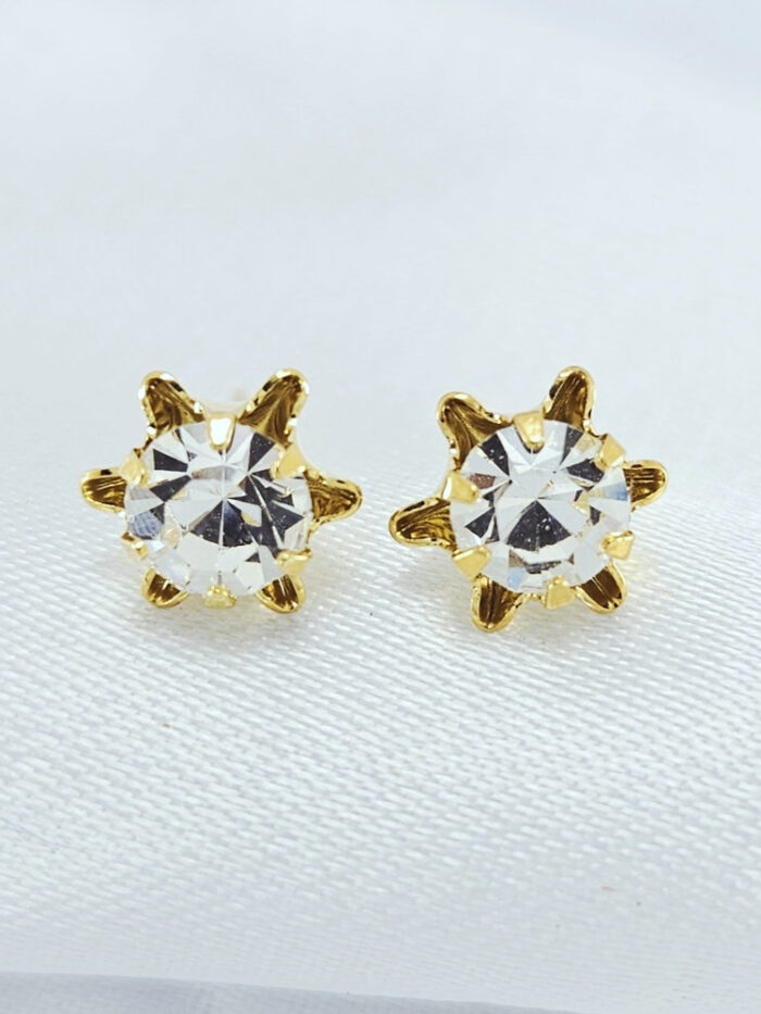 Brinco flor dourada com pedra cristal central