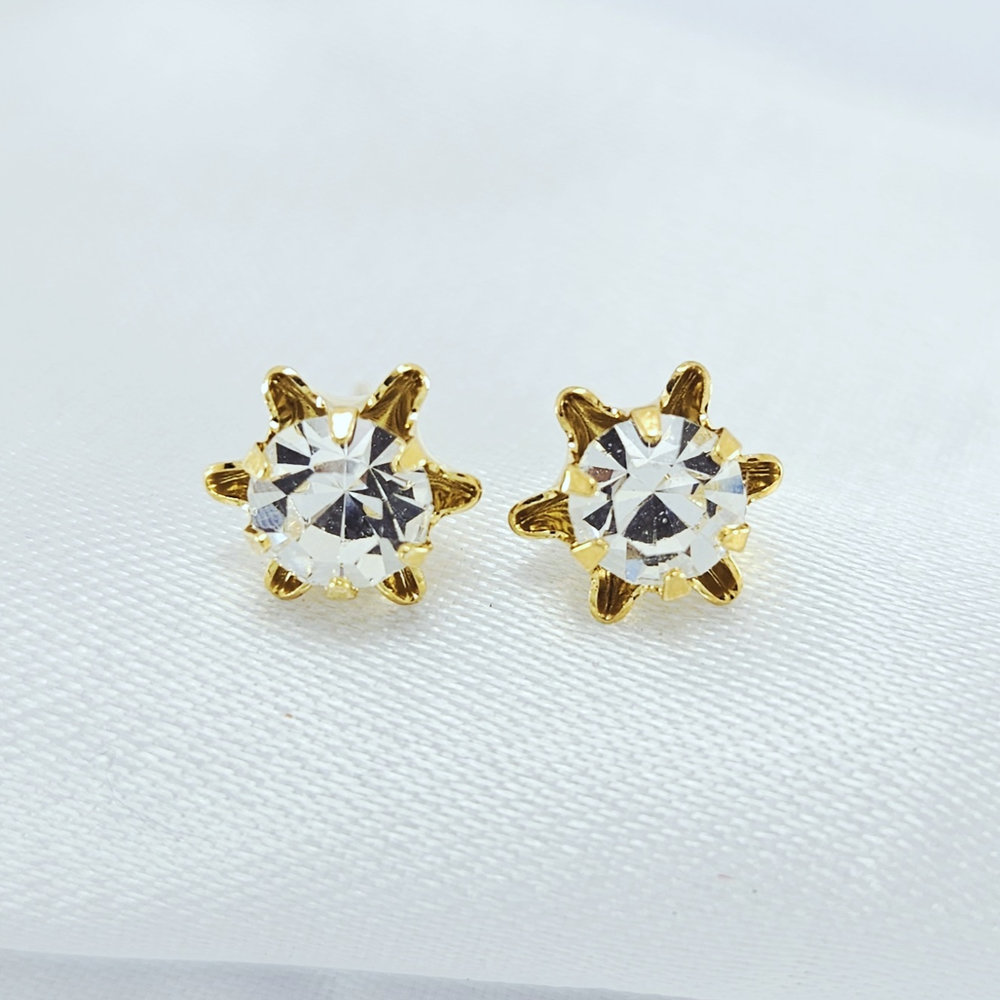 Brinco flor dourada com pedra cristal central