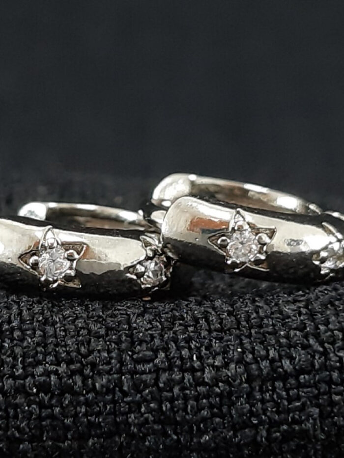 Argola boleada com detalhe estrela cristal