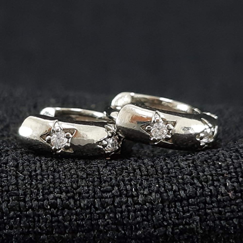 Argola boleada com detalhe estrela cristal