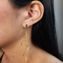 Brinco base lisa com fio ondulado detalhado