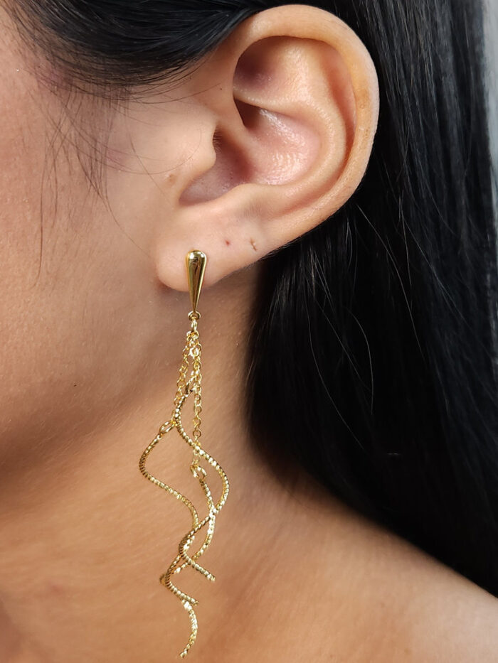 Brinco base lisa com fio ondulado detalhado