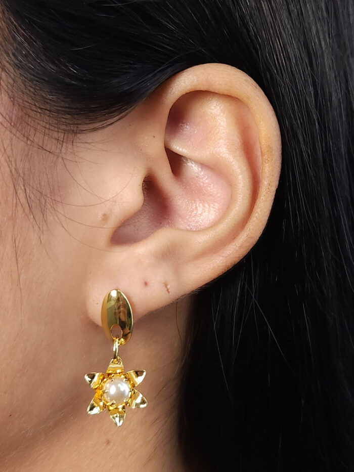 Brinco pêndulo flor com detalhe pérola