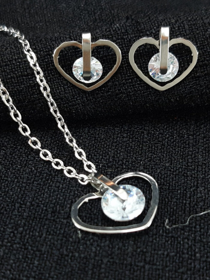Conjunto coração vazado com pedra cristal