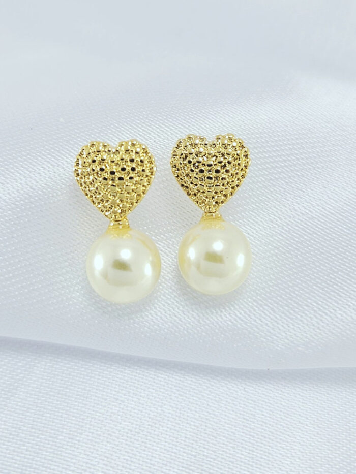 brinco base fosco coração com pérola