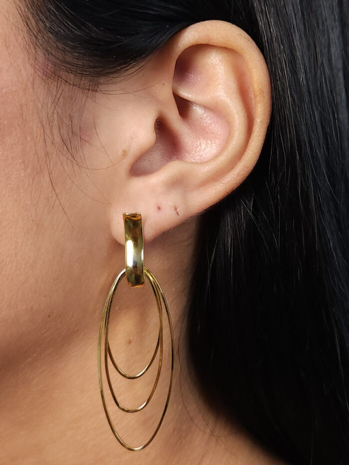 Brinco oval triplo fio liso