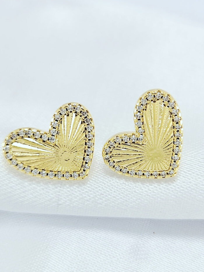 Brinco coração detalhe texturizado com borda cravejada