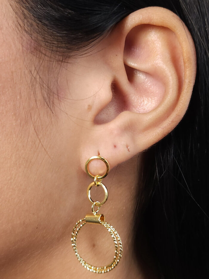 Brinco modelo circulo vazados