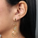 Brinco círculos vazado com ponto de luz