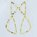 Brinco vazado detalhe ondulado