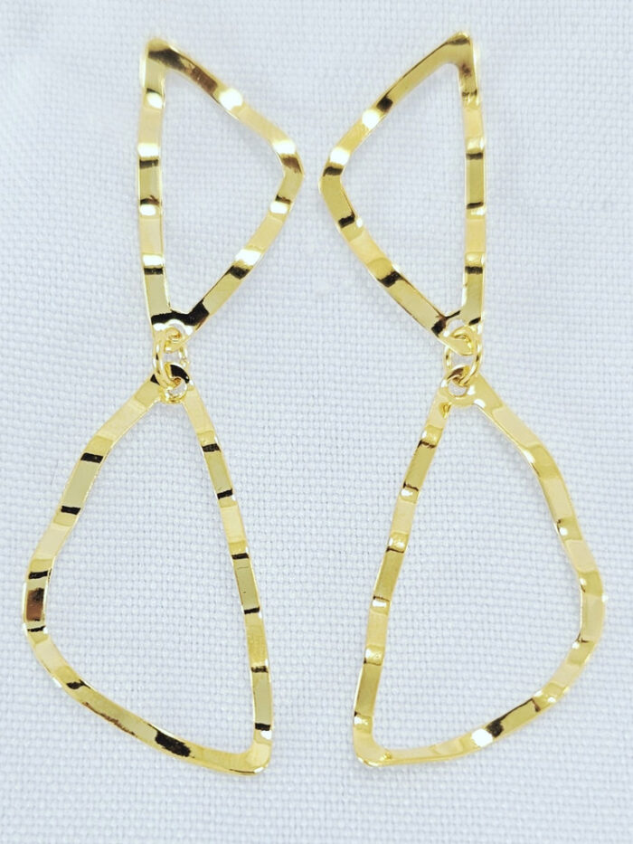 Brinco vazado detalhe ondulado