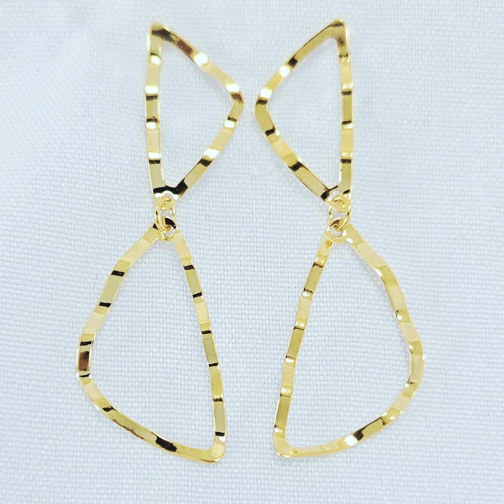 Brinco vazado detalhe ondulado