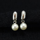 Brinco base lisa com pérola pêndulo