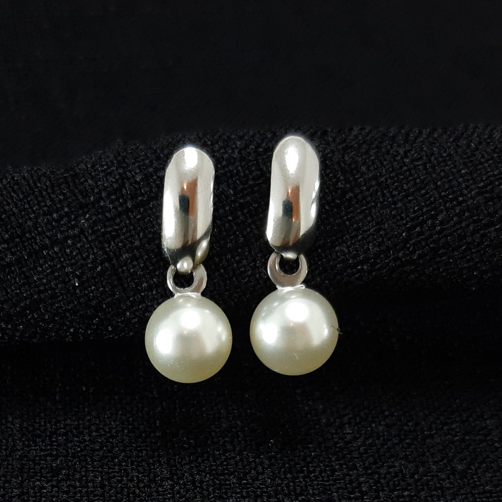 Brinco base lisa com pérola pêndulo