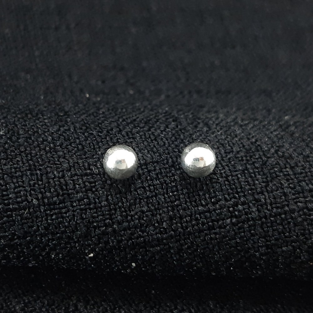 Brinco infantil bola prateada