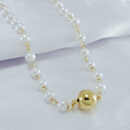 Gargantilha chocker pérolas com bola lisa