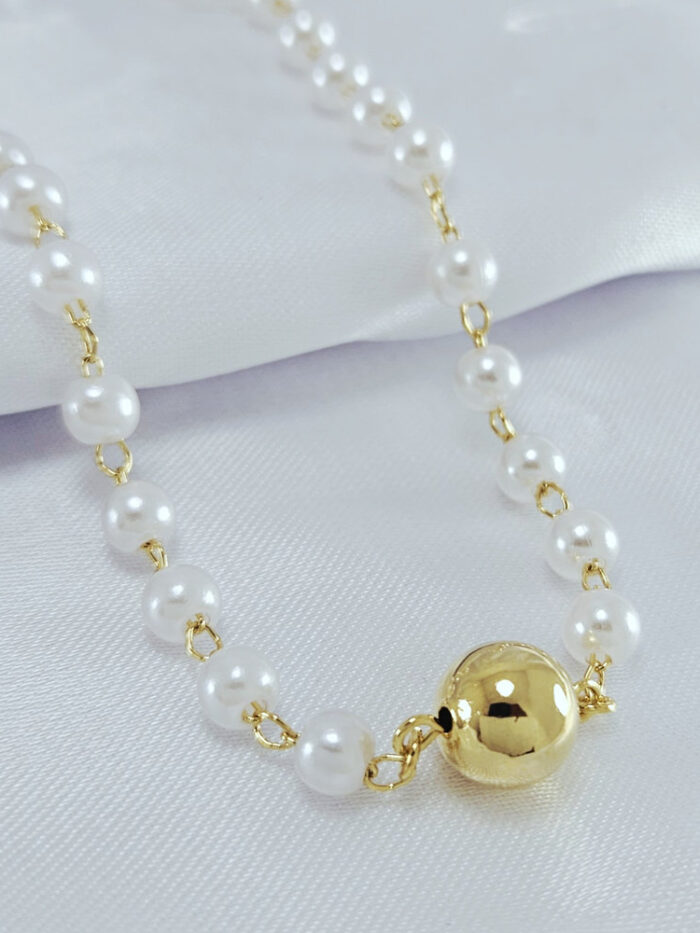 Gargantilha chocker pérolas com bola lisa