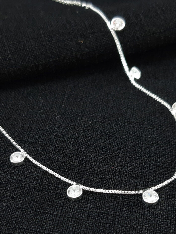 Gargantilha chcker pontos de luz detalhe em elos português