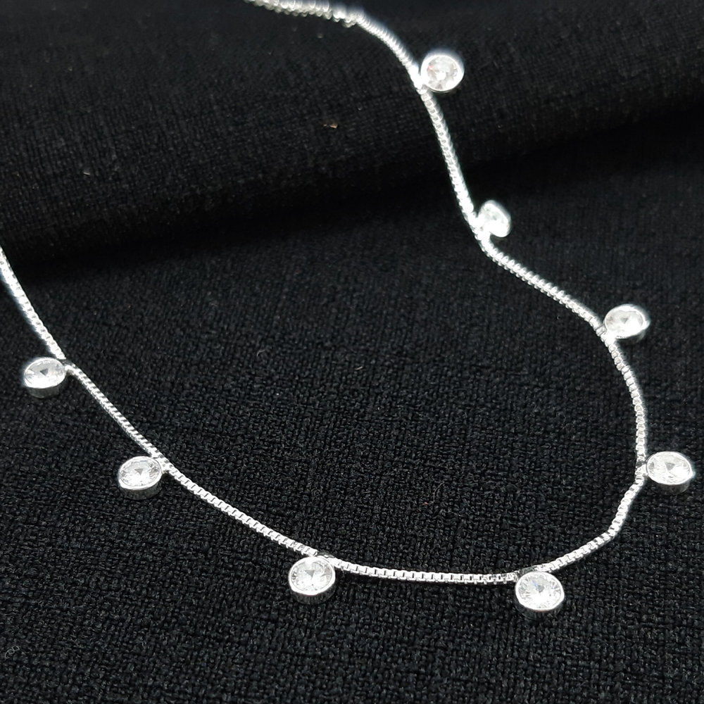 Gargantilha chcker pontos de luz detalhe em elos português