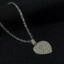 Gargantilha coração cravejado borda lisa