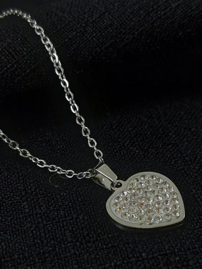 Gargantilha coração cravejado borda lisa