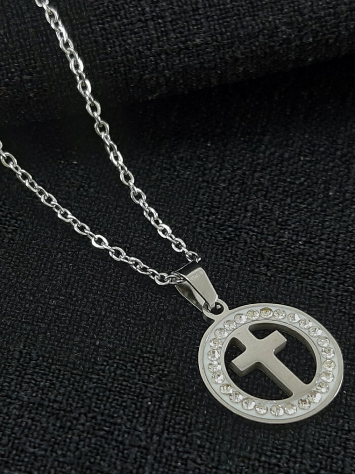 Gargantilha cruz cravejada vazado