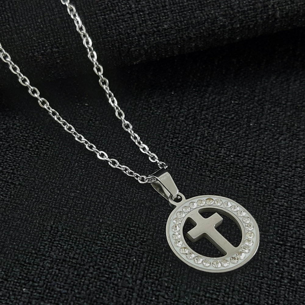 Gargantilha cruz cravejada vazado