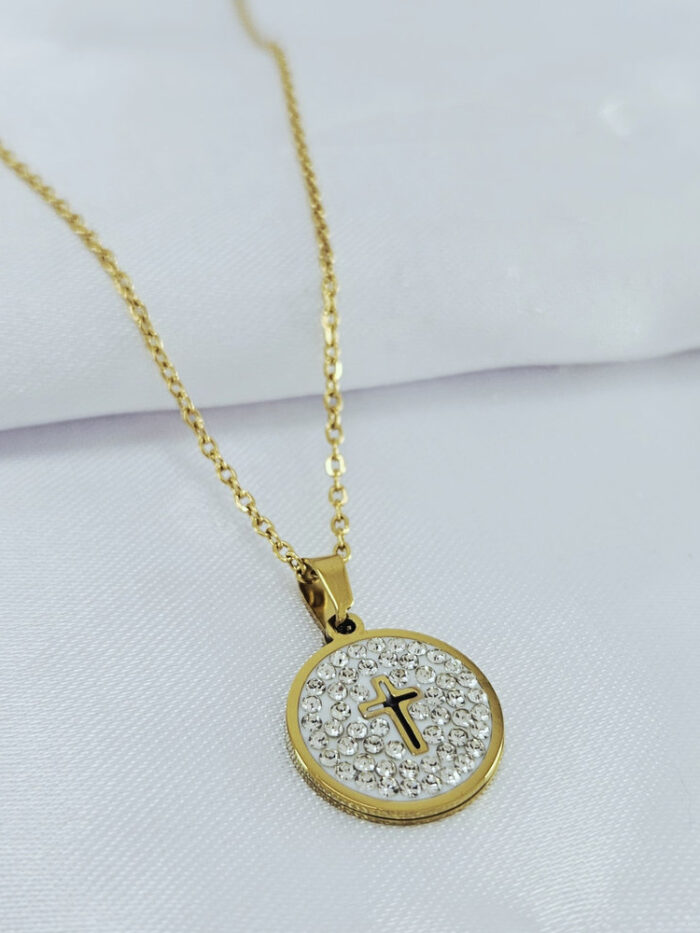 Gargantilha circulo cravejado com cruz vazada