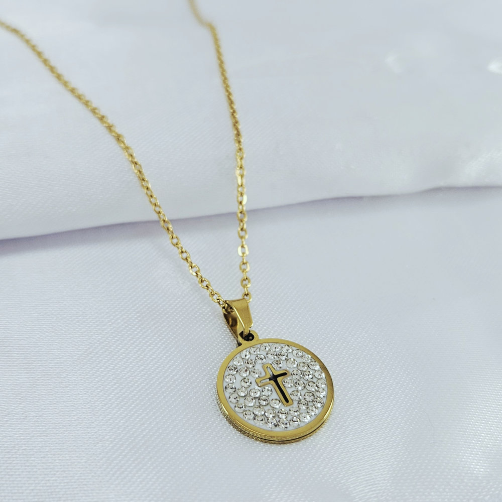 Gargantilha circulo cravejado com cruz vazada