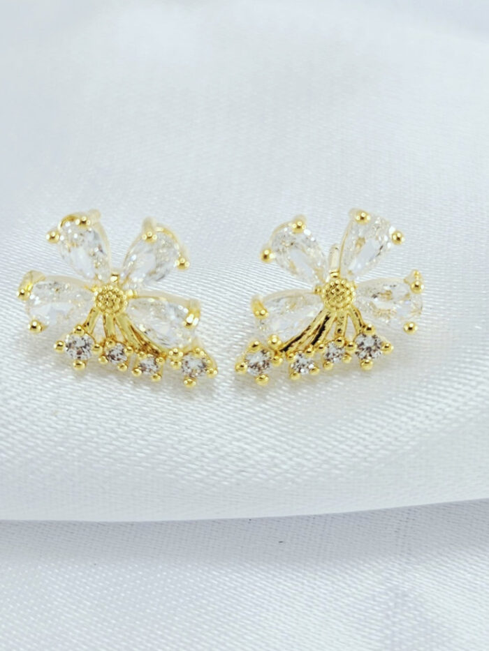 Brinco flor detalhado com pedras cristais