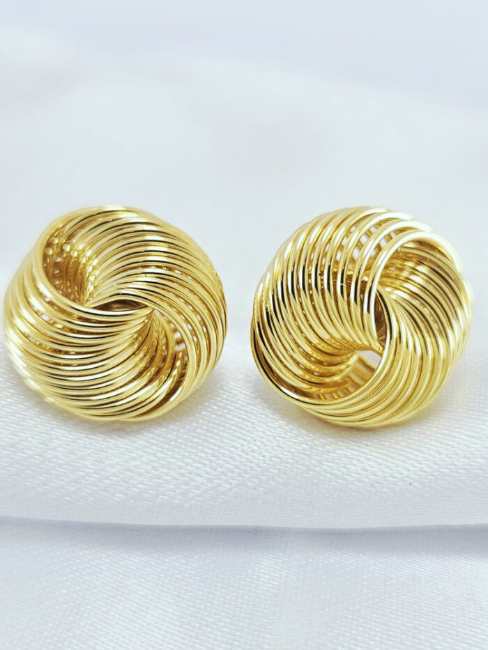Brinco estilo fios lisos entrelaçados