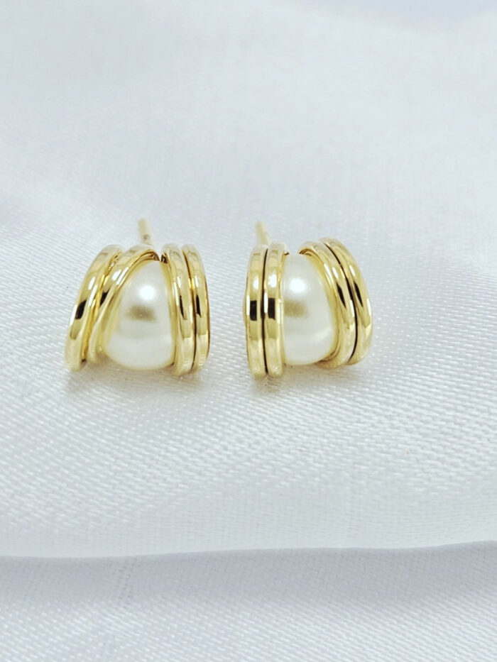 Brinco pérola borda fios lisos